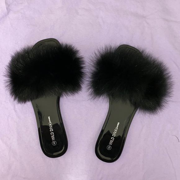 New fur slides 🖤 - Picture 2 of 3